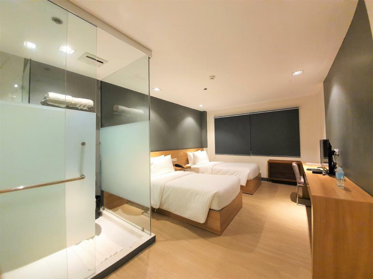 The Upperroom @ Real Suites Баколод Екстер'єр фото