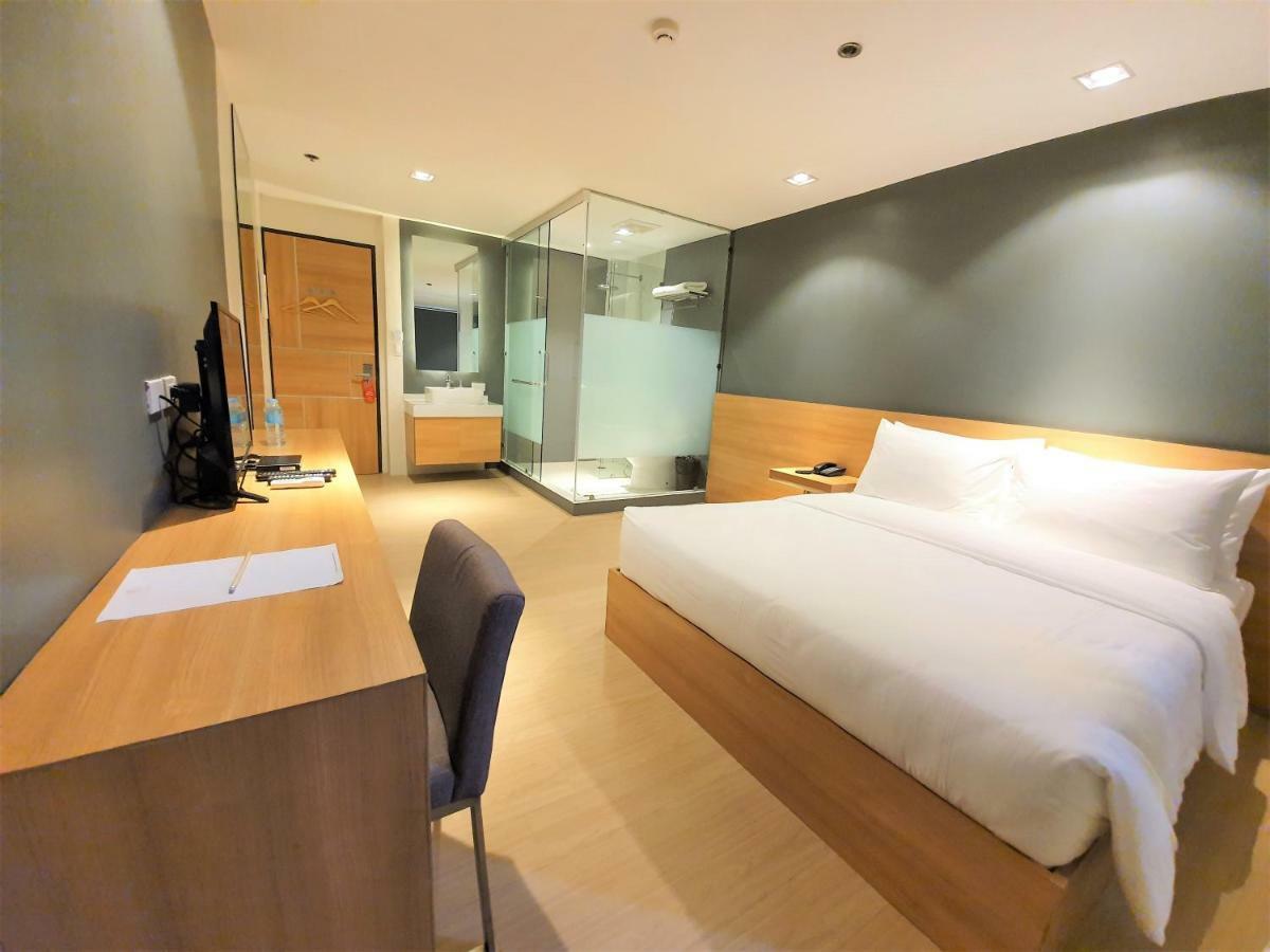 The Upperroom @ Real Suites Баколод Екстер'єр фото