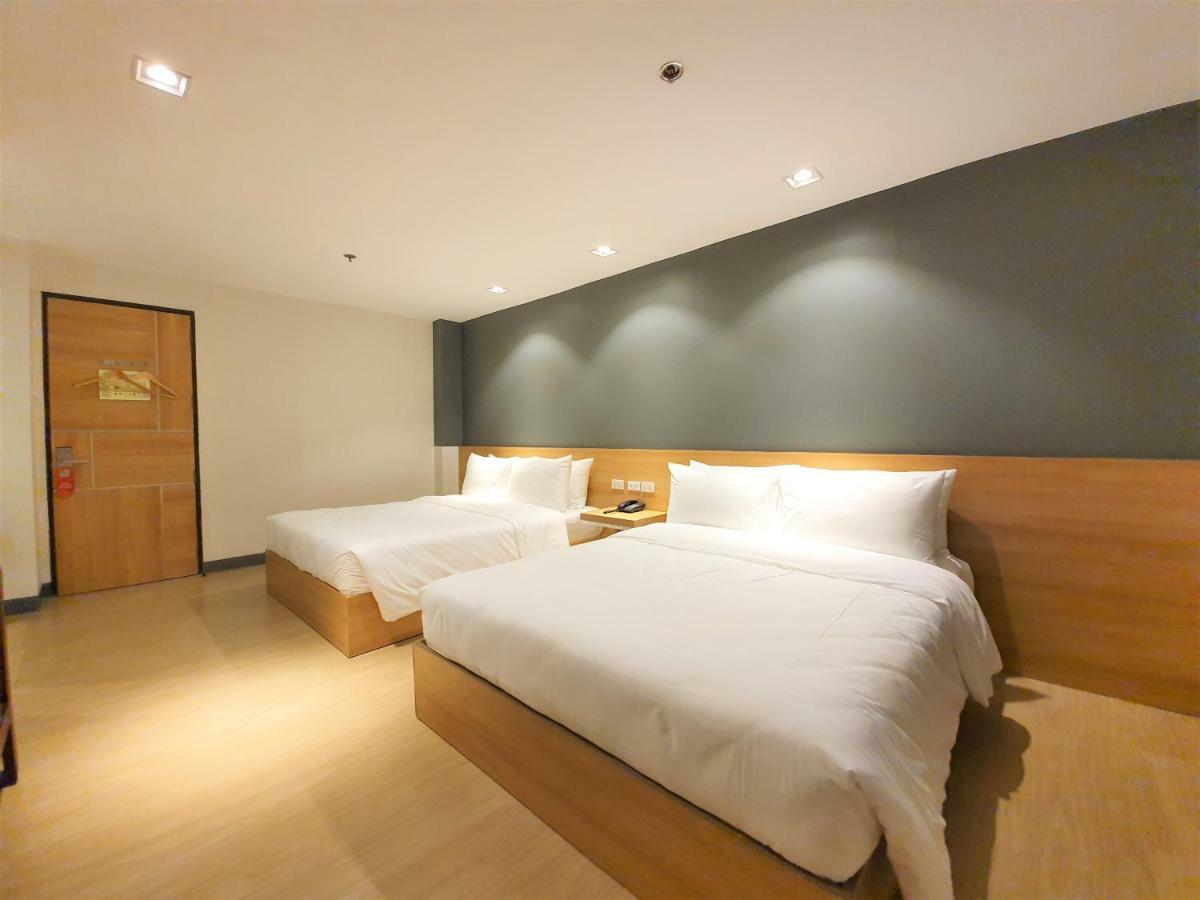 The Upperroom @ Real Suites Баколод Екстер'єр фото